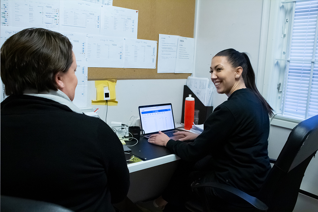 Louise och Jessica i byggboden