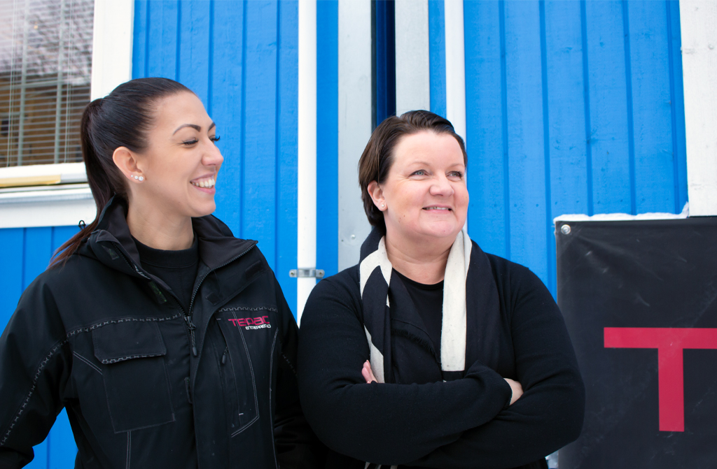 Jessica och Louise utanför byggboden